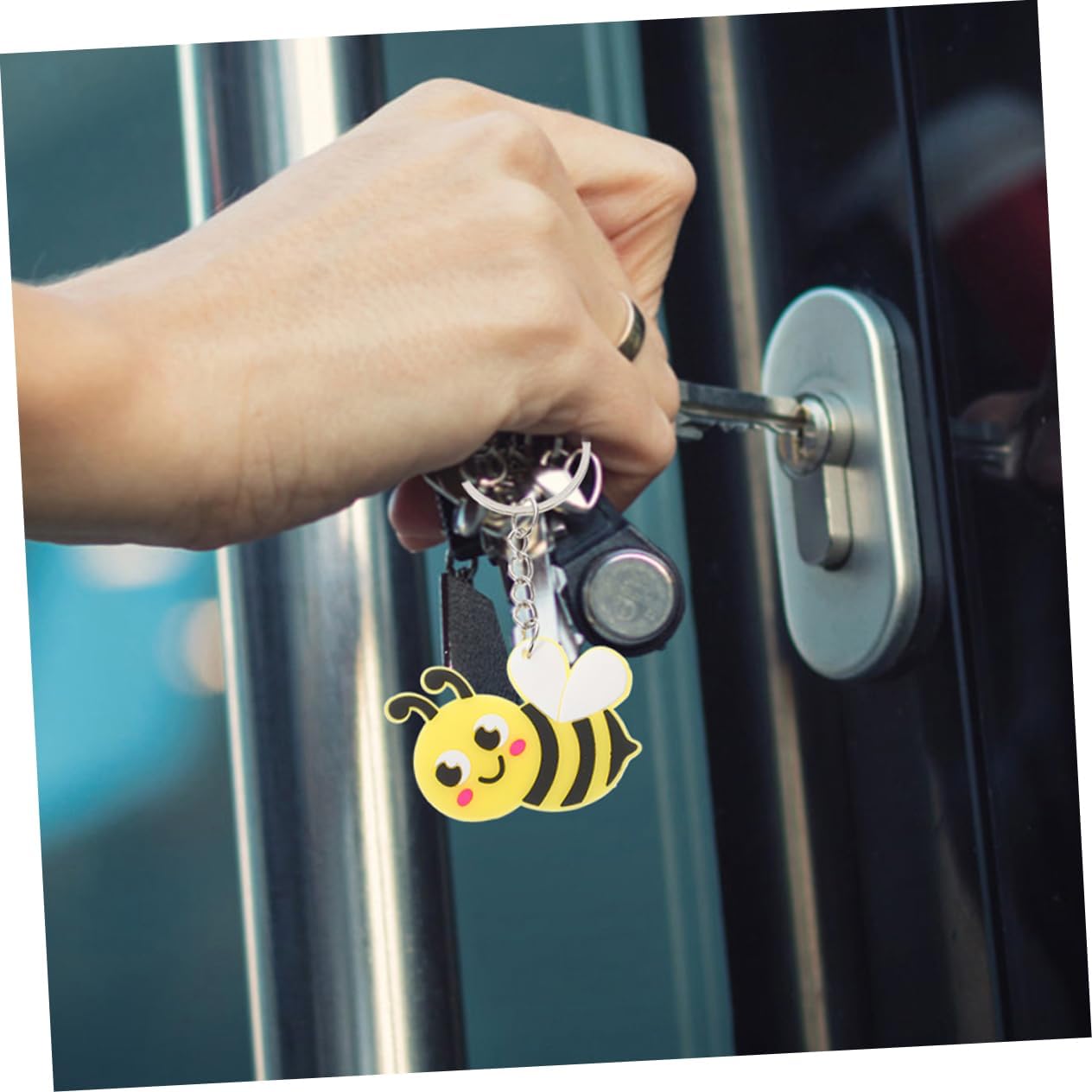 VICASKY 20pcs Bee Keyrings Cute Spring Themed Backpack Charms Party Favors